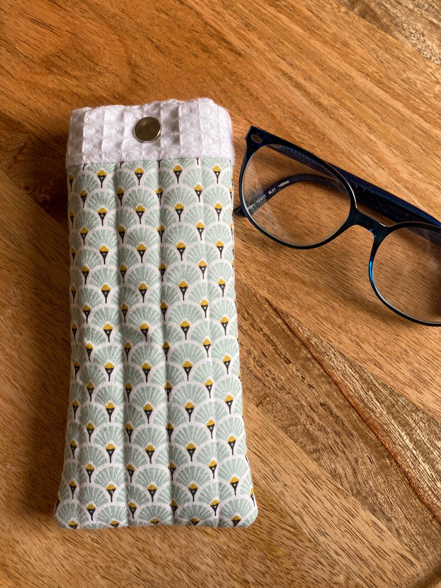🎐 Étui à Lunettes Matelassé "Éventails Zen" – Vert Sauge & Nid d'Abeille