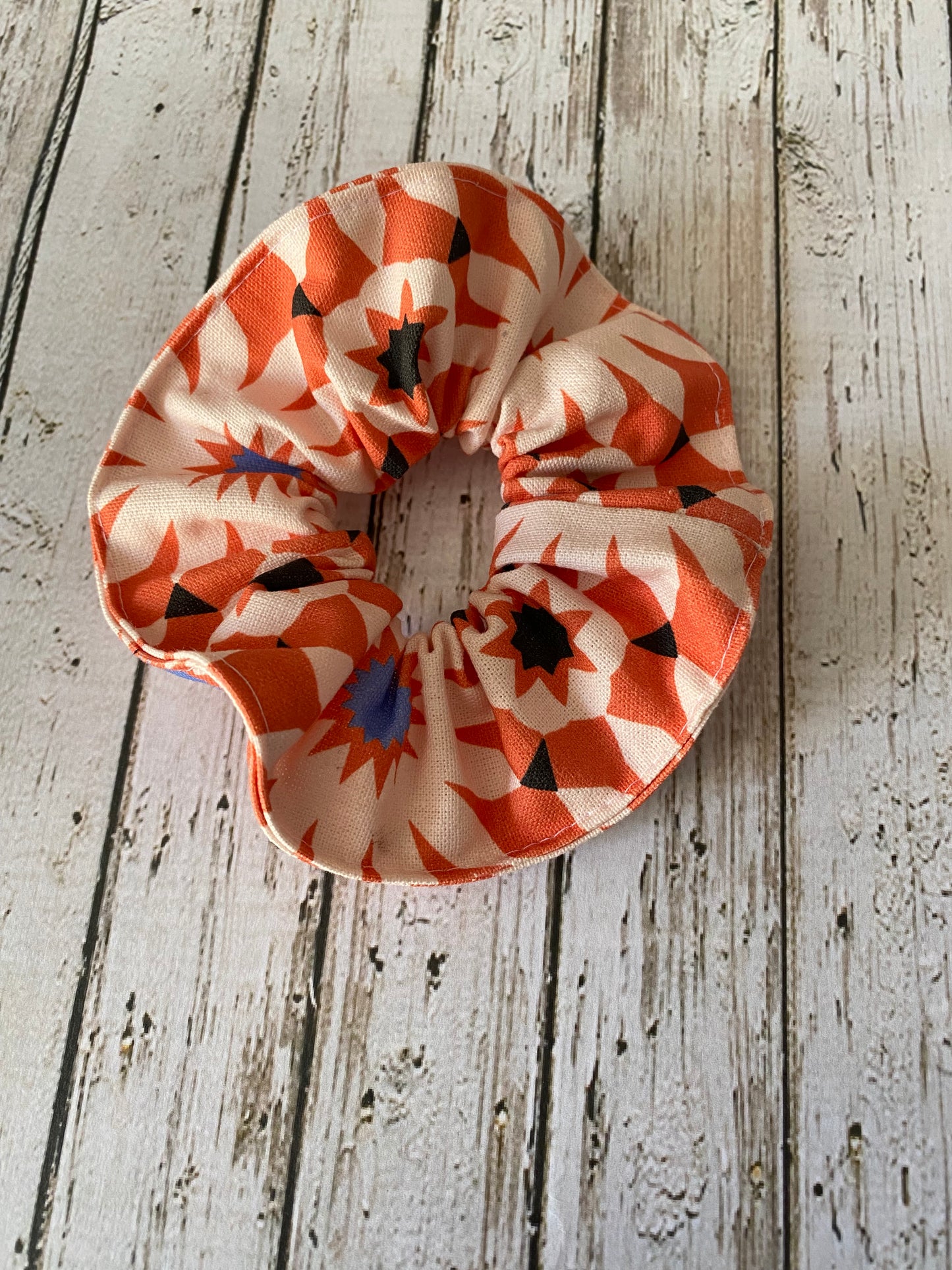 chouchou-cheveux-motifs-geometriques-orange-noir