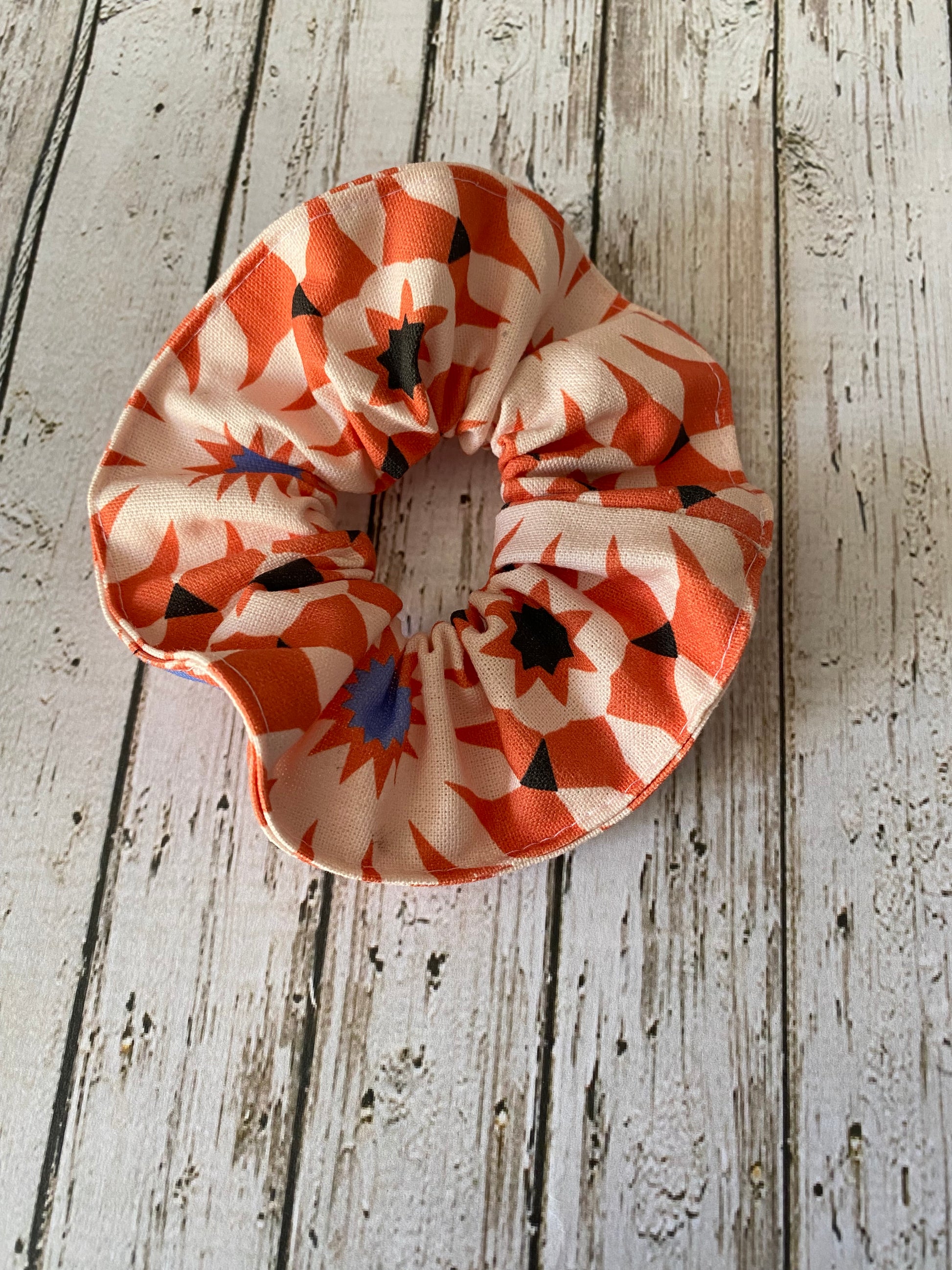 chouchou-cheveux-motifs-geometriques-orange-noir