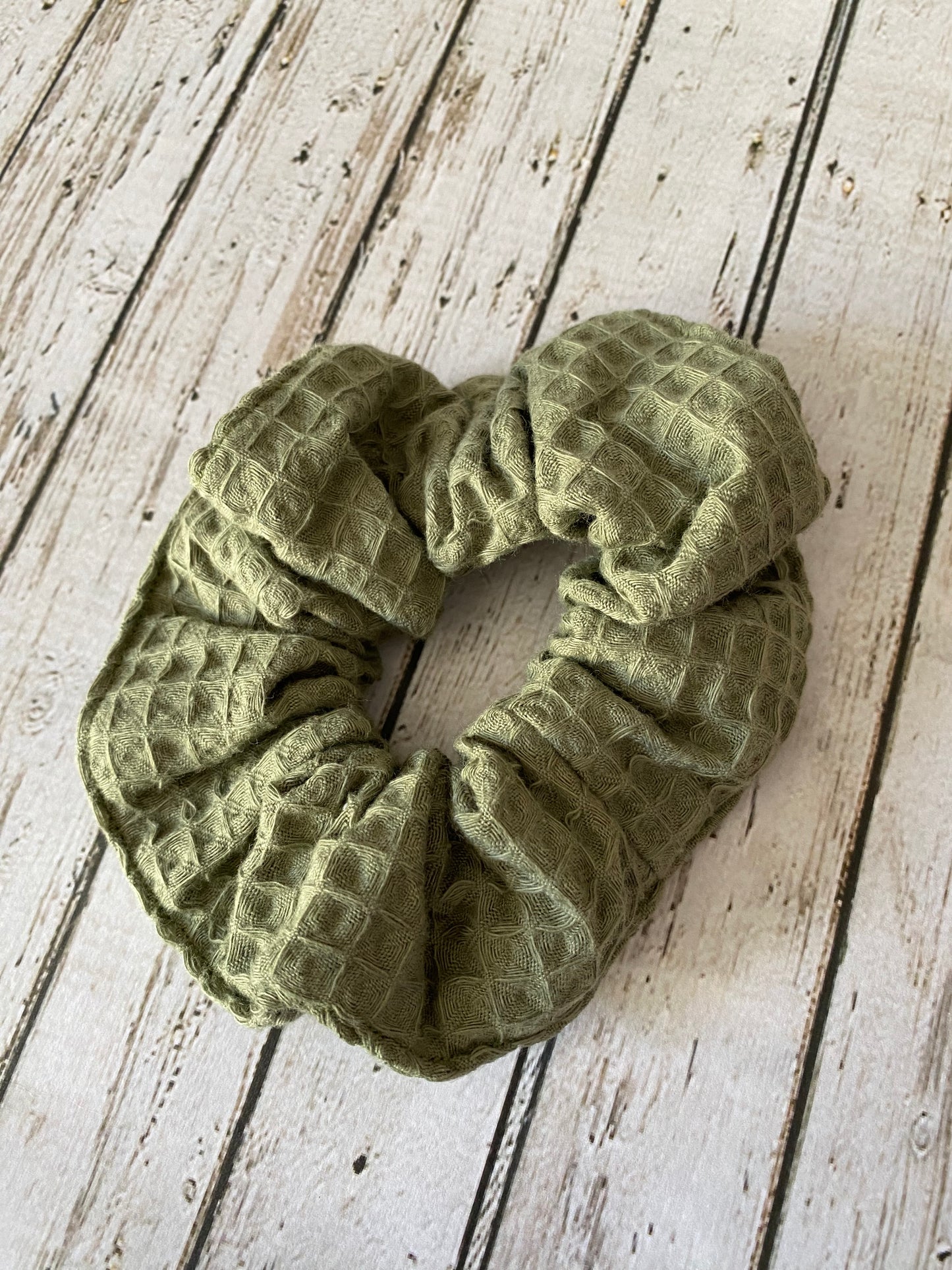 chouchou-nid-abeille-vert-kaki-gaufre