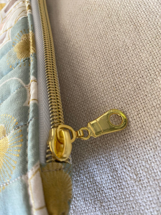 grande-trousse-toilette-matelassée-fleurs-vert-sauge-or