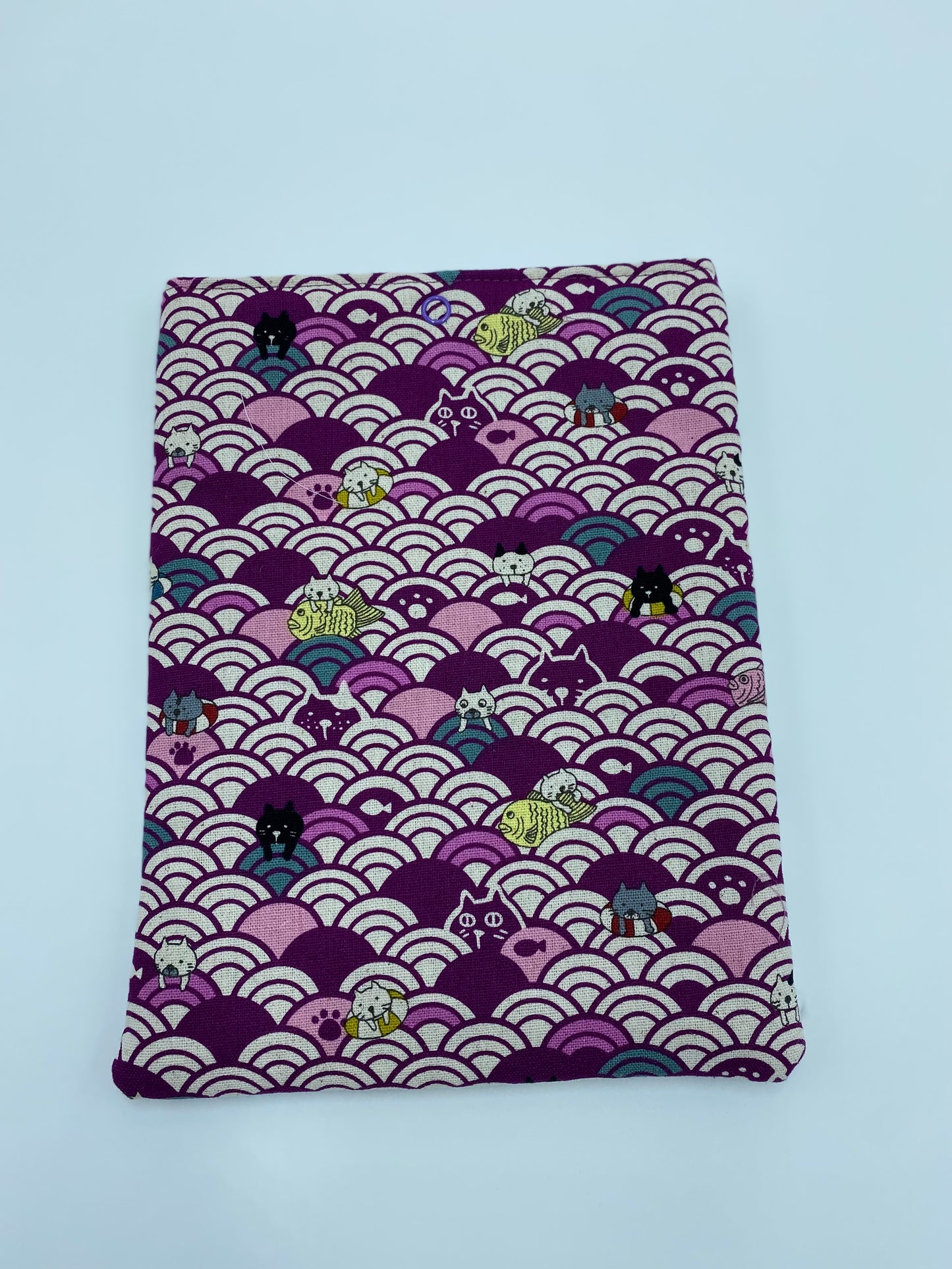 pochette-livre-tissu-japonais-chats-vagues-violet-artisanal